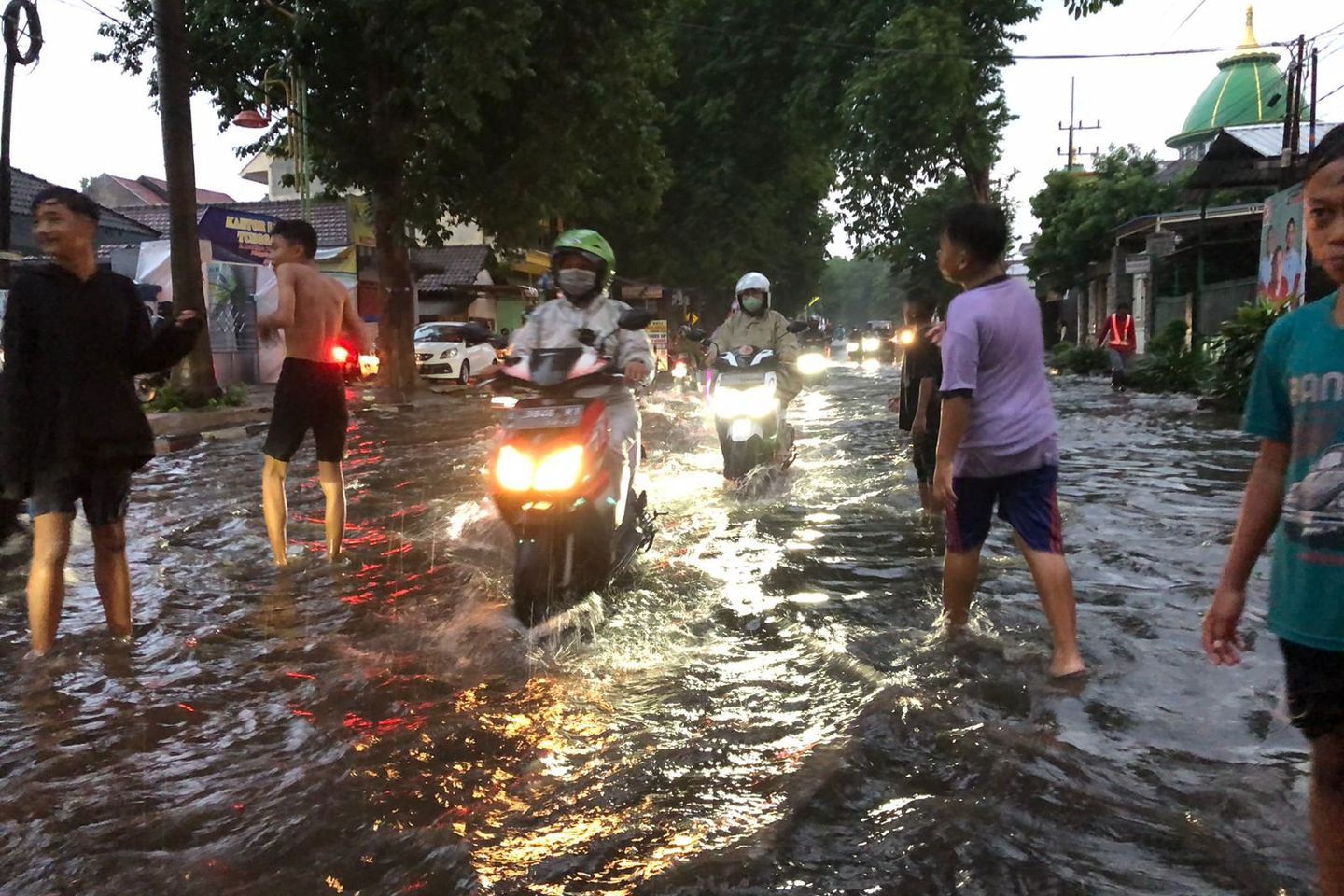 Hujan Deras, Jalur Pasuruan-Mojokerto di Mojosari Terendam Banjir