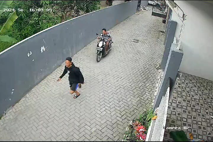 Tepergok, Dua Remaja Curi Besi Penutup Selokan di Mojokerto
