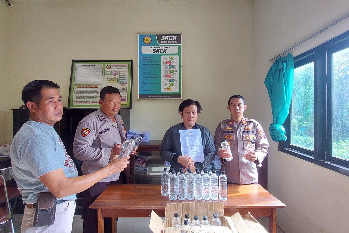Polisi Tangkap Penjual Miras Online Pakai Sistem COD di Mojokerto