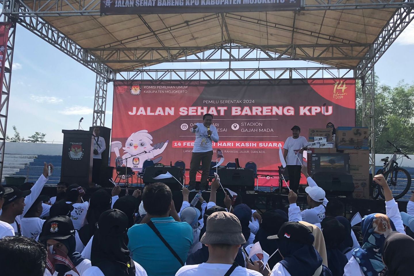 Gelar Jalan Sehat, KPU Kabupaten Mojokerto Targetkan Partisiasi Pemilih 89 Persen