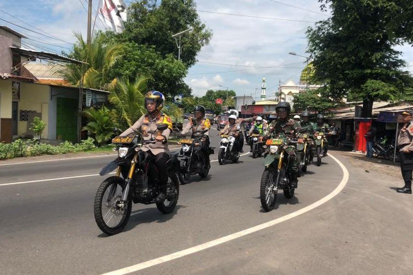 Menjelang 14 Februari, TNI dan Polri Patroli dan Sosialisasi Pemilu di Mojokerto