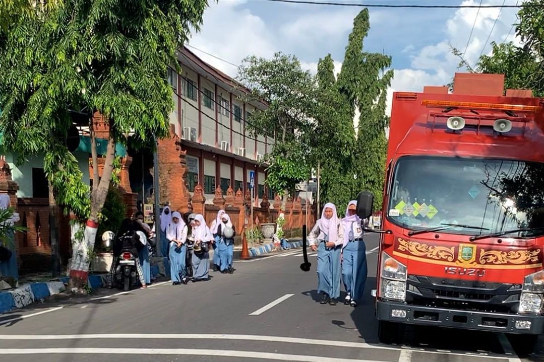 Mangkal Sekitar Sekolah, Mobil Videotron Pemkot Mojokerto Ajak Gen Z <em>Nyoblos</em>