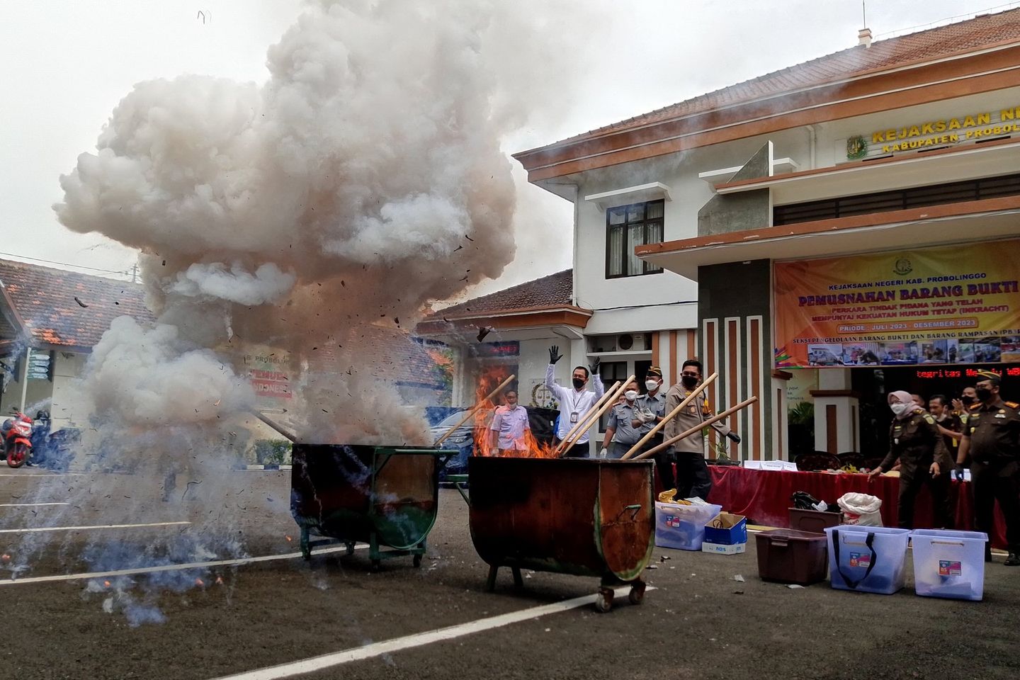 Kejari Probolinggo Musnahkan Narkoba hingga Uang Palsu
