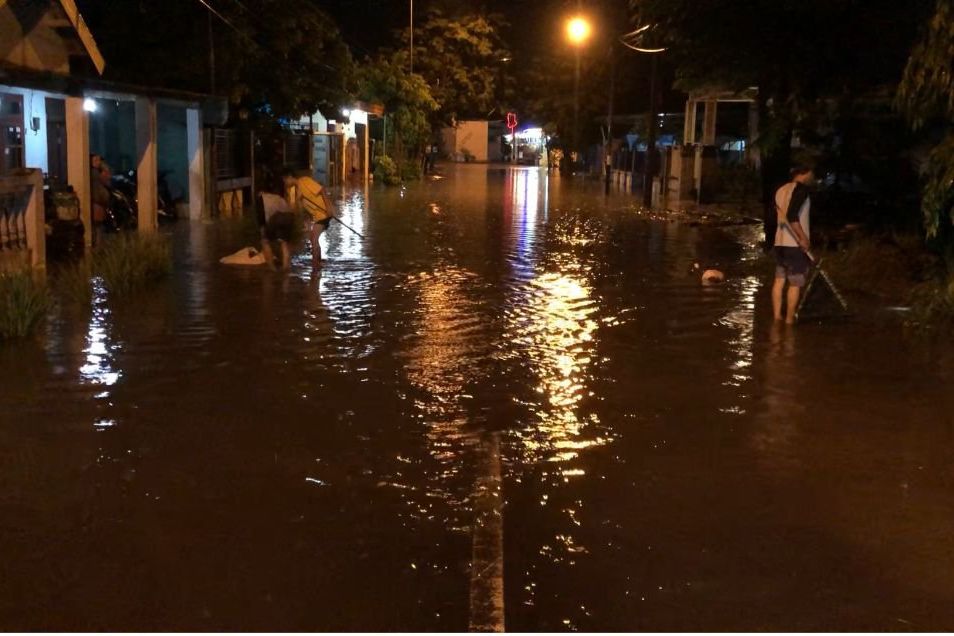 Hujan Deras Rendam Jalan dan Rumah Warga di Mojosari Mojokerto