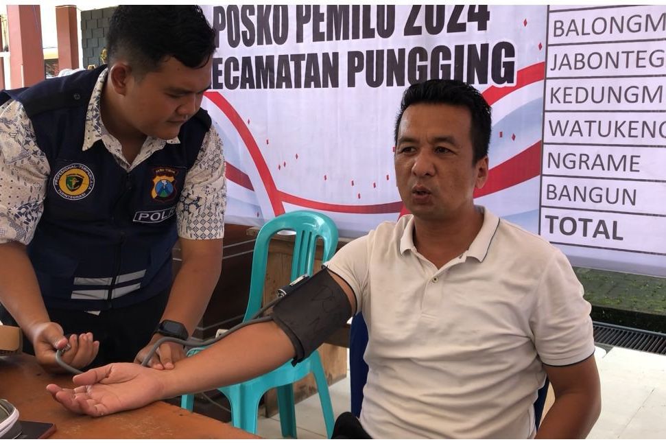 Sidokkes Polres Mojoketo Cek Kesehatan Polisi dan Petugas KPPS