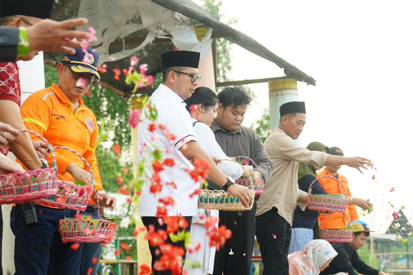 Pj Wali Kota Mojokerto dan Keluarga Korban Salat Gaib dan Tabur Bunga di Muara Sungai