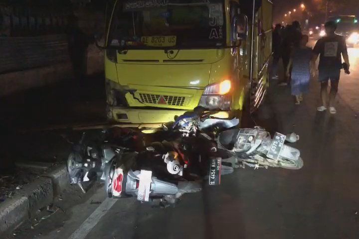 Pandangan Kabur, Truk Tabrak Deretan Motor Pelanggan Angkringan