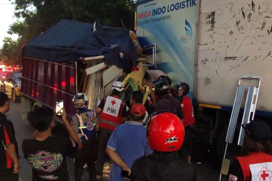 Penerangan Jalan Kurang, Kernet Truk Terjepit setelah Tabrak Truk Lain