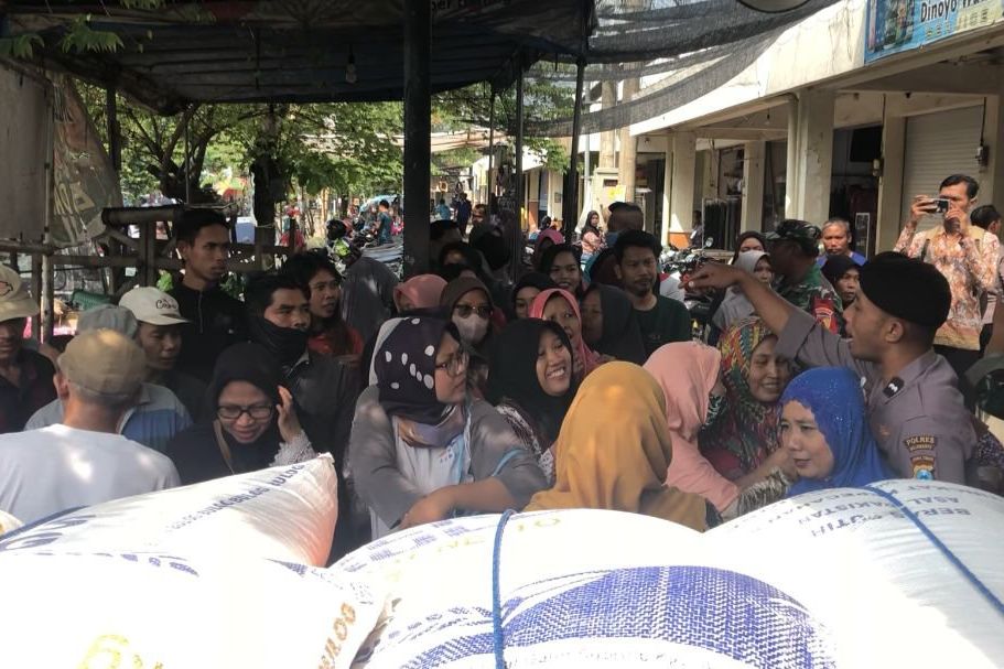 Emak-Emak Repot Bawa Beras 50 Kg, Bulog Kehabisan Stok 5 Kg
