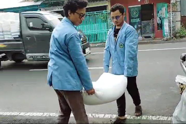 Sembako Mahal, Mahasiswa Salurkan Bantuan Sembako ke Panti Asuhan