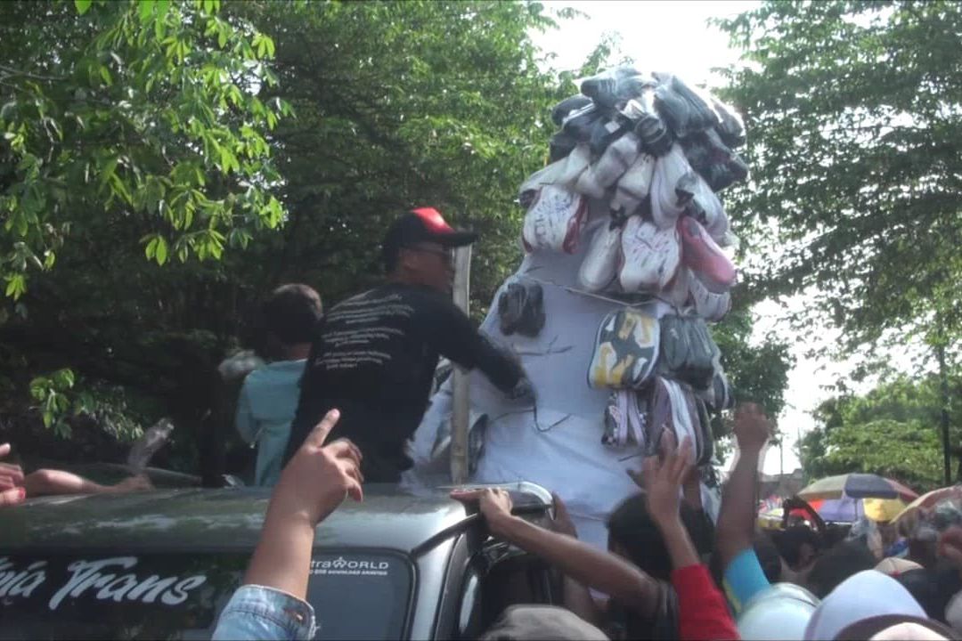 <em>Gunungan</em> Berisi Ribuan Pasang Sepatu Baru Jadi Rebutan Warga