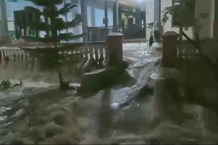 Banjir Deras Kepung Rumah dan Robohkan Pagar Kecamatan