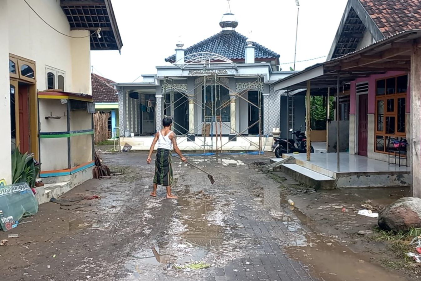 Banjir Surut, Warga Tiga Desa di Mojokerto Bersihkan Lumpur