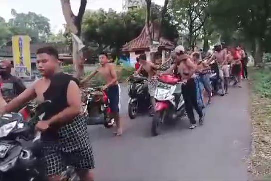 Balap Liar, Puluhan Remaja Dihukum Dorong Motor 1 Kilometer