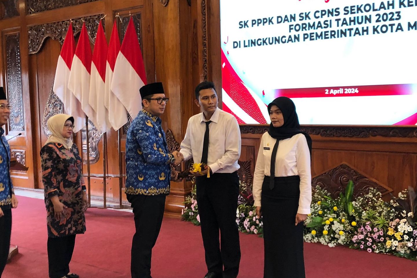 Pemkot Mojokerto Serahkan 120 SK PPPK dan CPNS, Ini Pesan Mas Pj