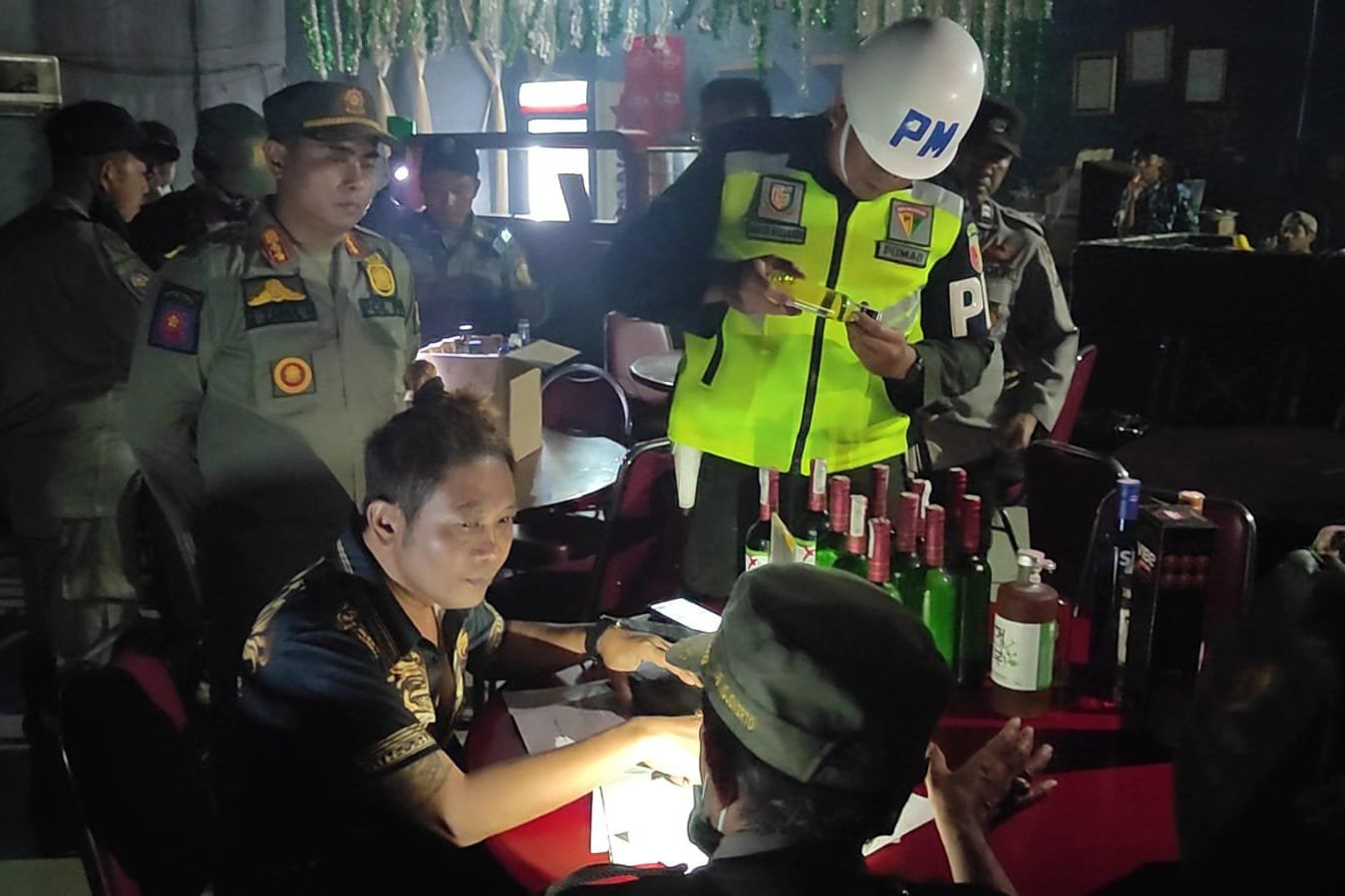 Satpol PP Mojokerto Temukan Kafe Jual Miras dan Karaoke saat Ramadan