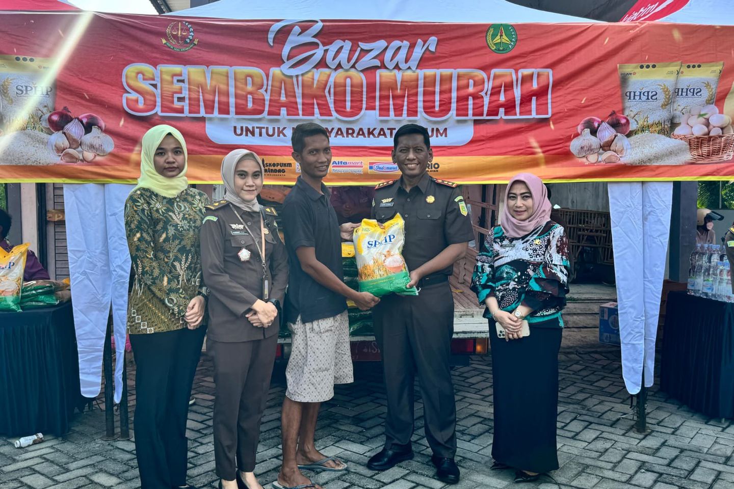 Bantu Masyarakat, Kejari dan Pemkot Mojokerto Gelar Pasar Sembako Murah