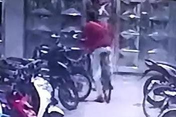 Pura-Pura Salat Tarawih, Maling Curi Sepeda Jemaah Masjid Depan Polres