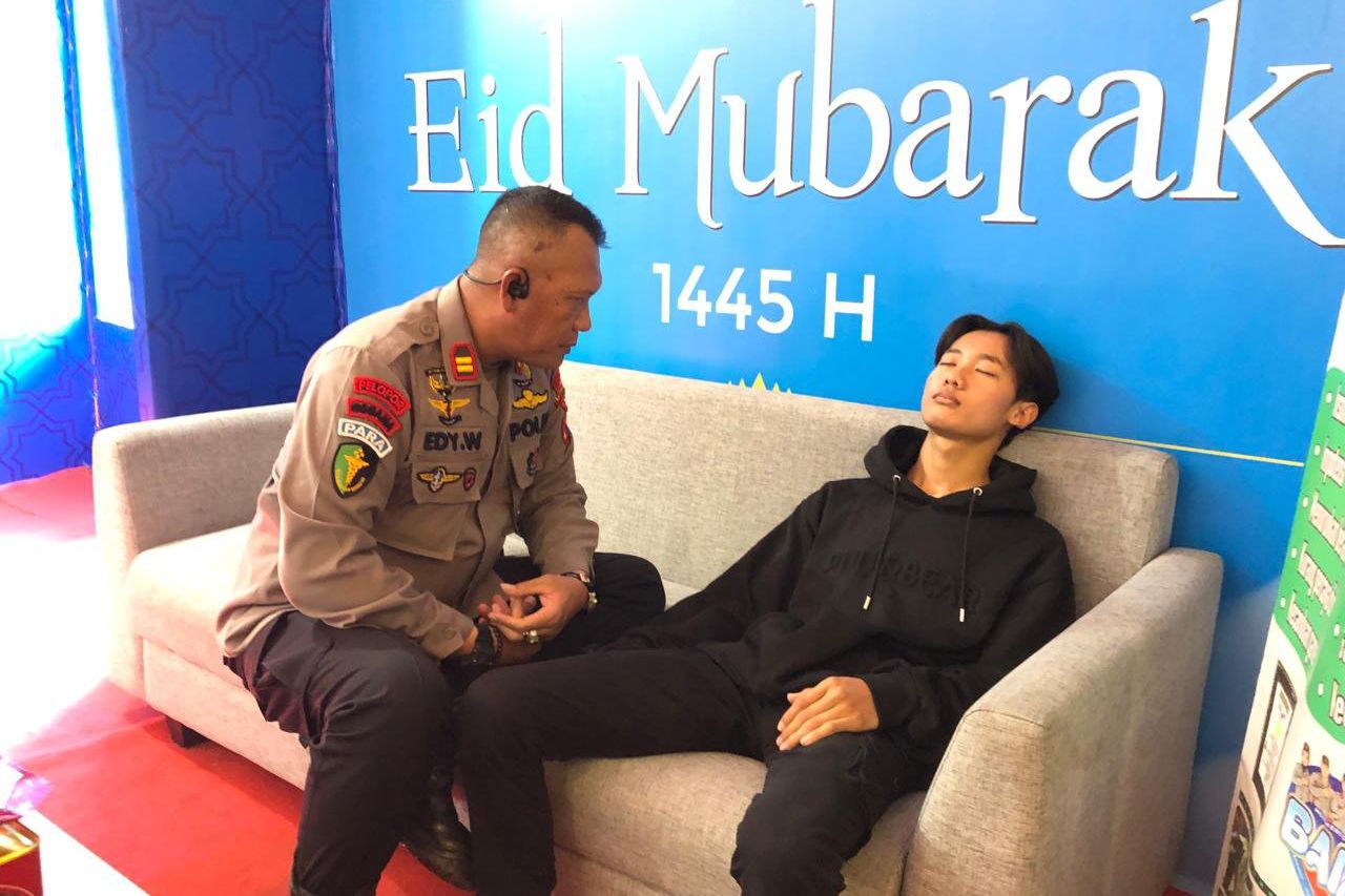 Cegah Kecelakaan, Polisi Lakukan Hipnoterapi dan Sulap