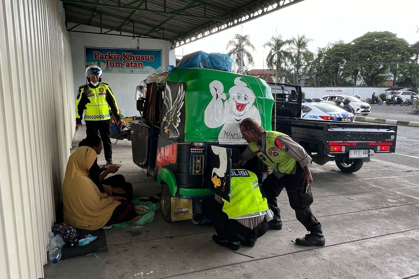Polisi Bantu Pemudik asal Jakarta Mogok Naik Bajaj