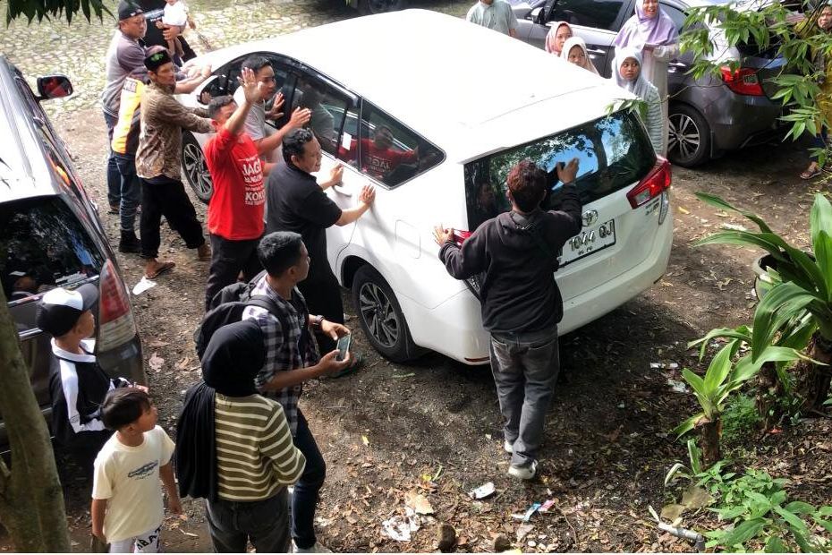 Heboh Bocah Tidur Terkunci Dalam Mobil, Ditinggal Orang Tua Makan