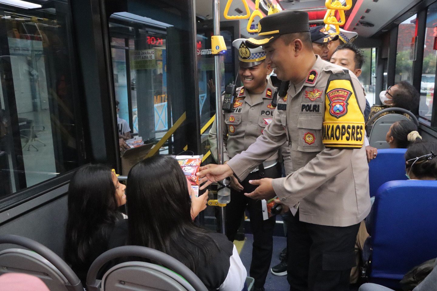 Arus Balik Lebaran, Polisi Bagi Snack untuk Anak-Anak Pemudik