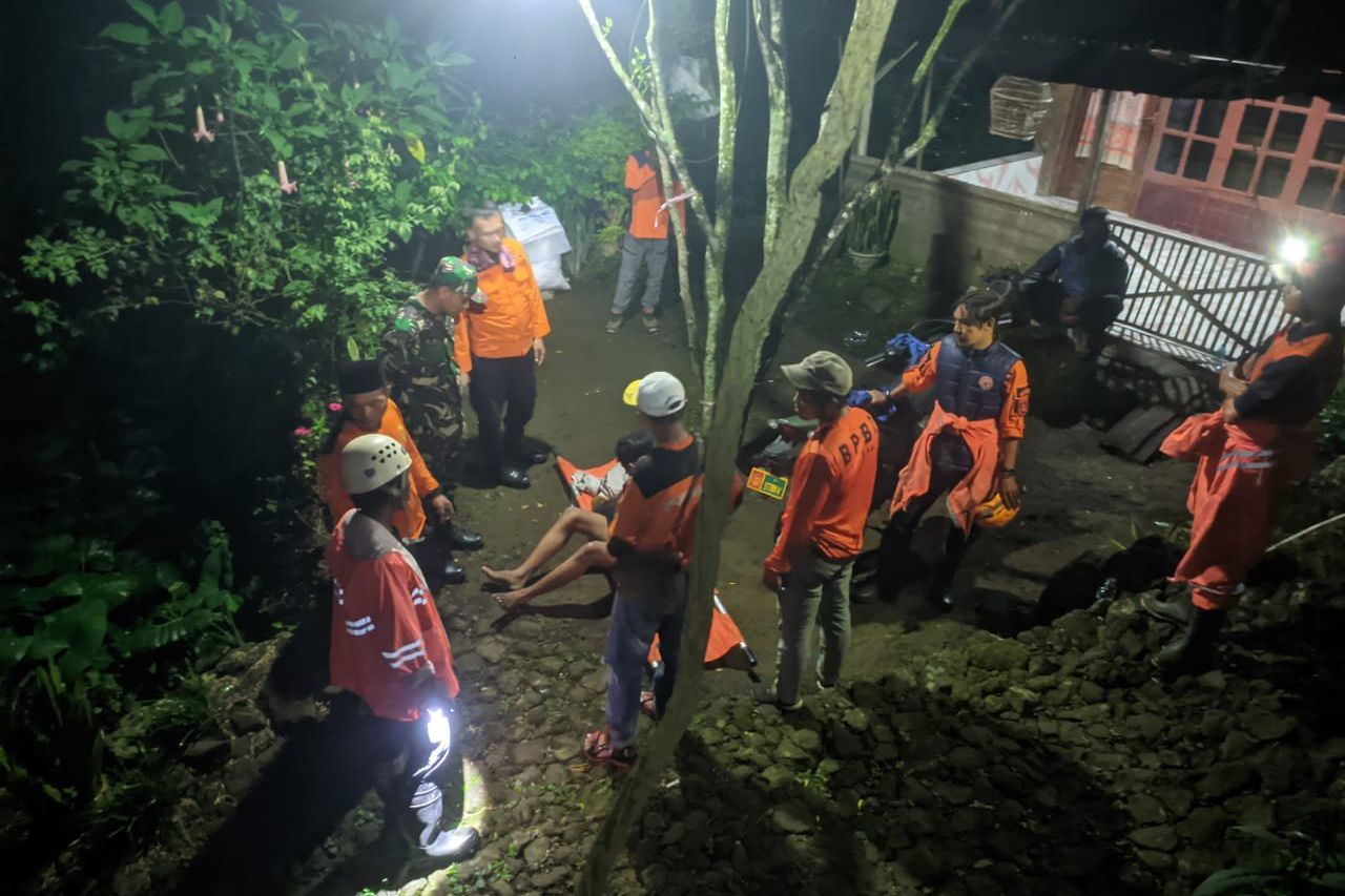 Kedinginan, Dua Pendaki Gunung Penanggungan asal Surabaya Dievakuasi