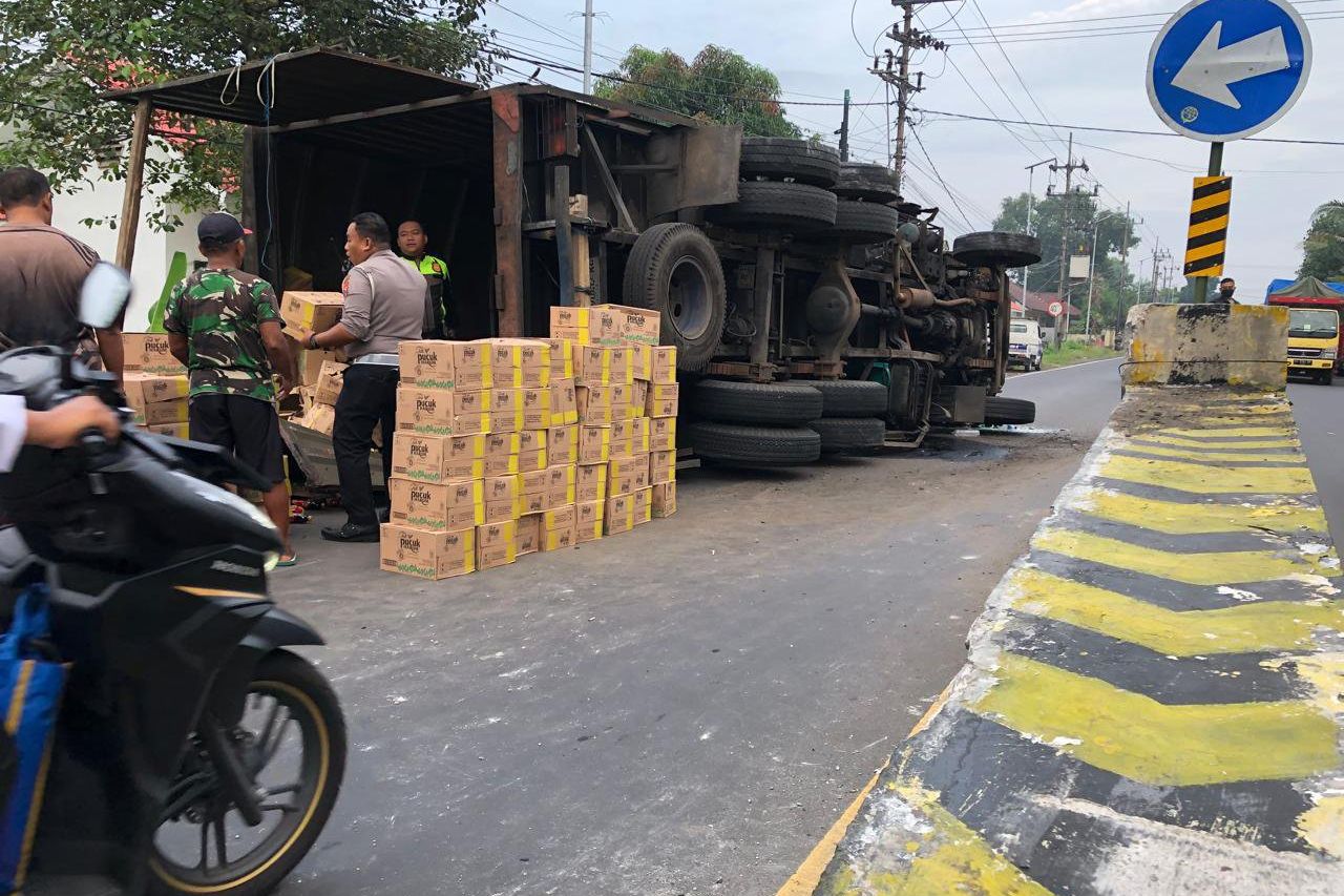 Lagi, Truk Bermuatan Minuman Terguling di Depan SPN Bangsal