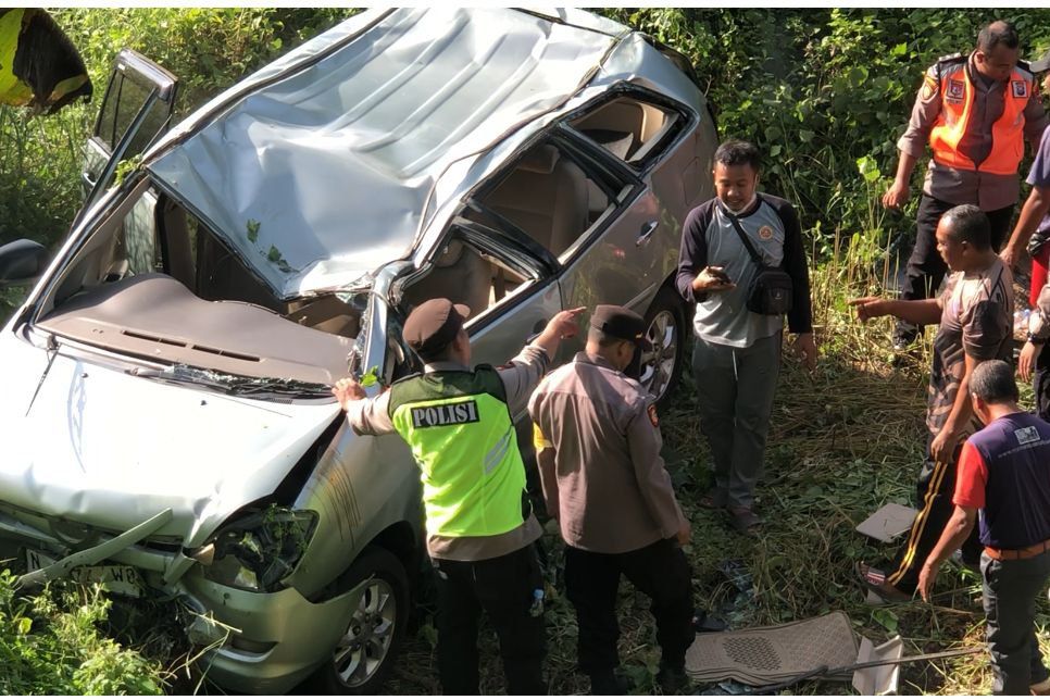 Diduga Salah Injak Gas Mobil, Satu Keluarga Terperosok Sedalam 10 Meter