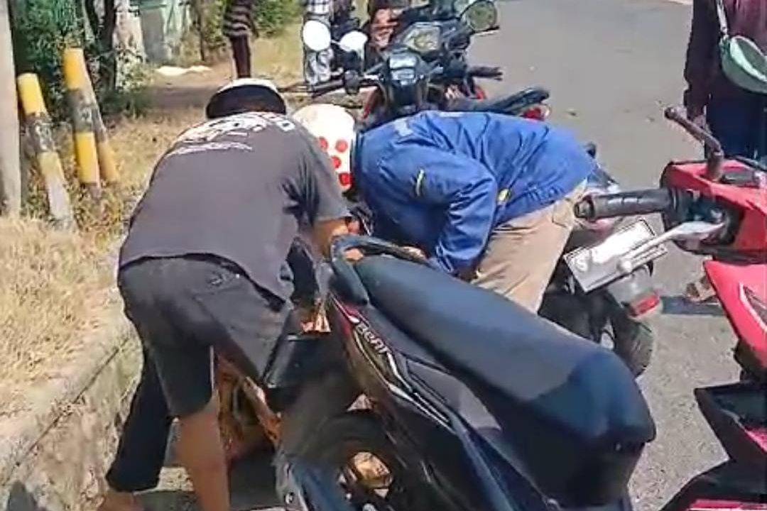 Kalung Dijambret, Ibu dan Anak Terjatuh dan Terluka