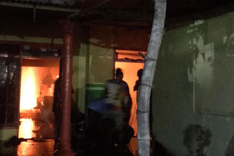 Korsleting Listrik, Dua Rumah di Trowulan Mojokerto Terbakar
