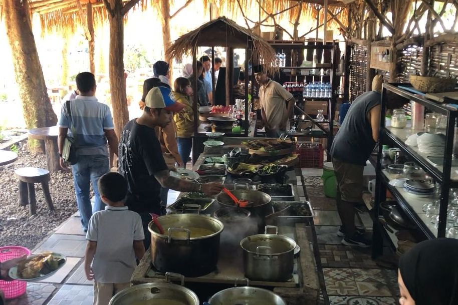 Pawon Sego Lego, Bernuansa Desa dan Masak Pakai Kayu Bakar