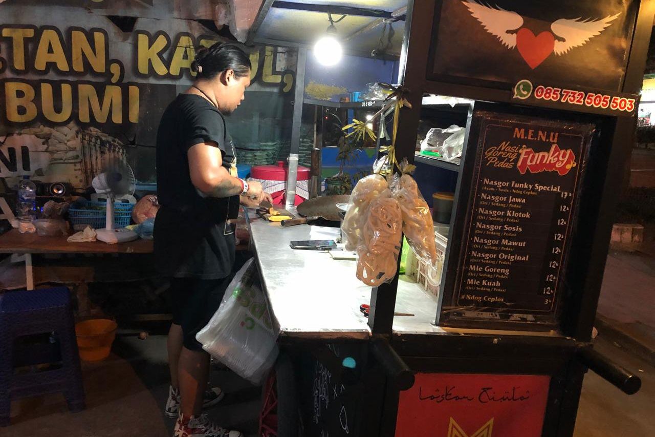 Nasi Goreng Om Funky, Berpenampilan Serba Dewa-19