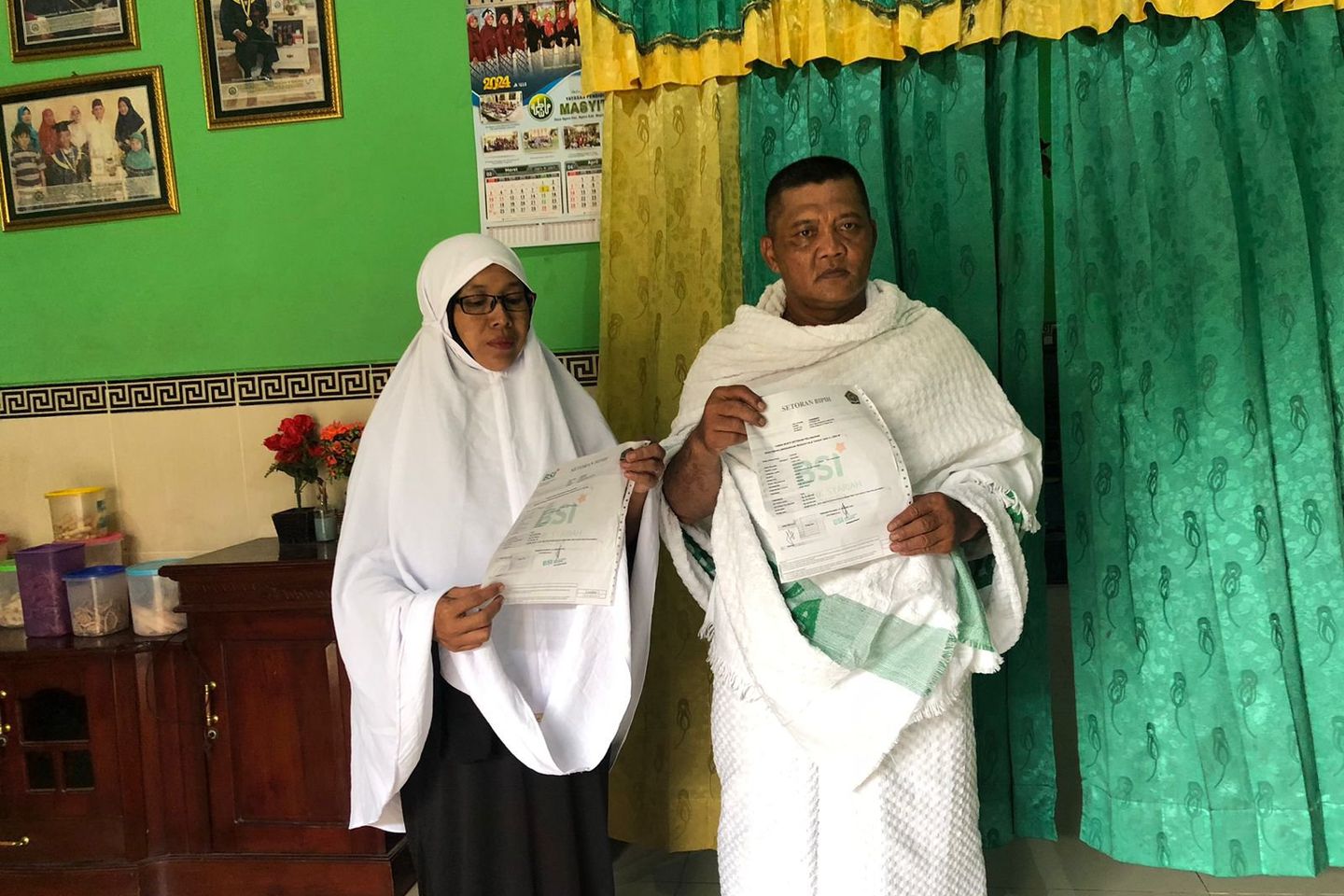 Sisihkan Gaji Satpam dan Jualan Nasi, Pasutri Ini Bisa Pergi Haji