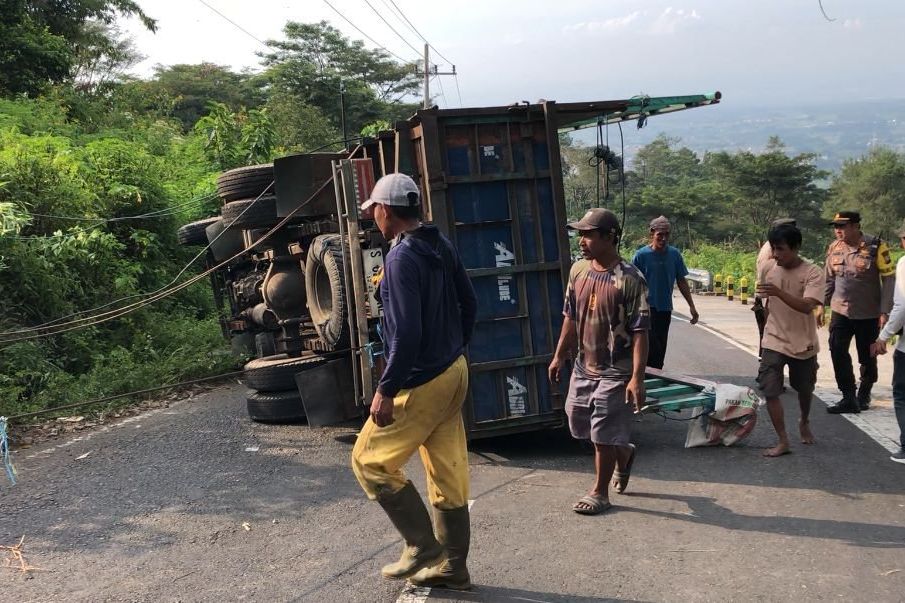 Rem Tak Fungsi akibat Mesin Mogok, Truk Terguling di Cangar-Pacet