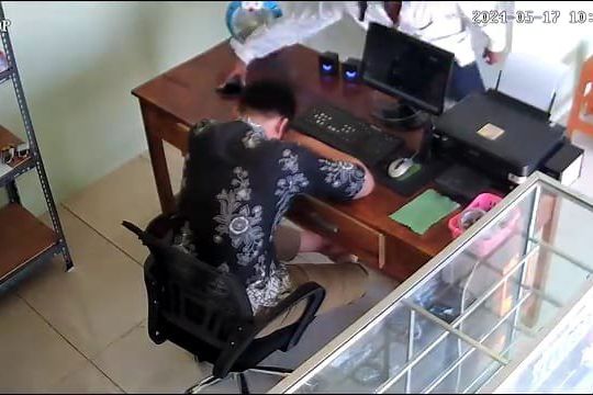 Ketiduran, HP Pekerja dan HP Operasional Jasa Pengiriman di Mojokerto Raib