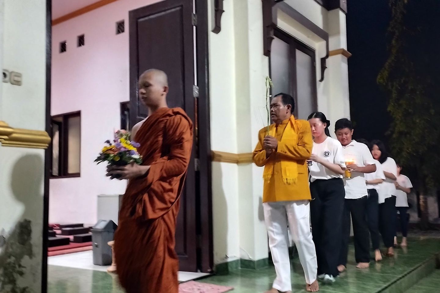 Puncak Waisak, Umat Buddha Gelar Pradaksina Doakan Kedamaian Dunia