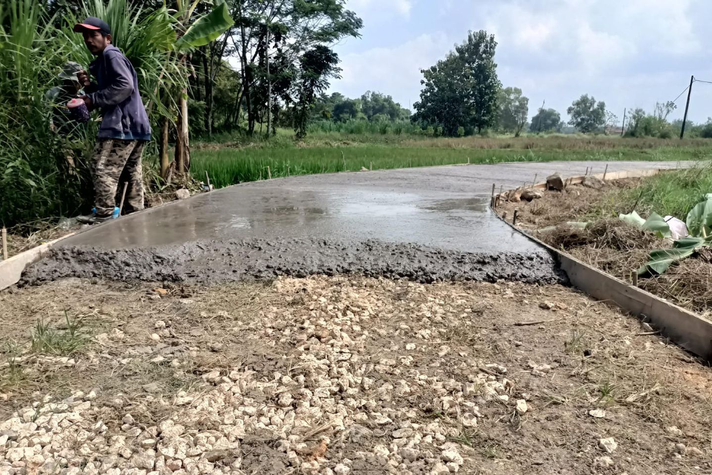 Pakai Dana Desa, Proyek Jalan Cor di Sampang Diduga Tak Sesuai Spesifikasi