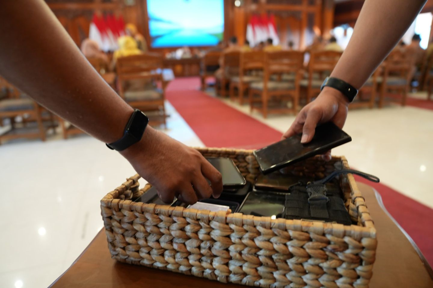 Mas Pj Wajibkan ASN Pemkot Mojokerto Kumpulkan HP sebelum Rapat