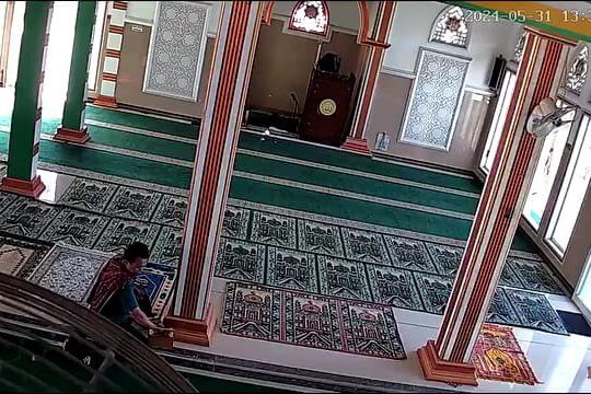 Usai Salat Jumat, Uang Kotak Amal Masjid Ini Ludes Dicuri Pria Bersarung