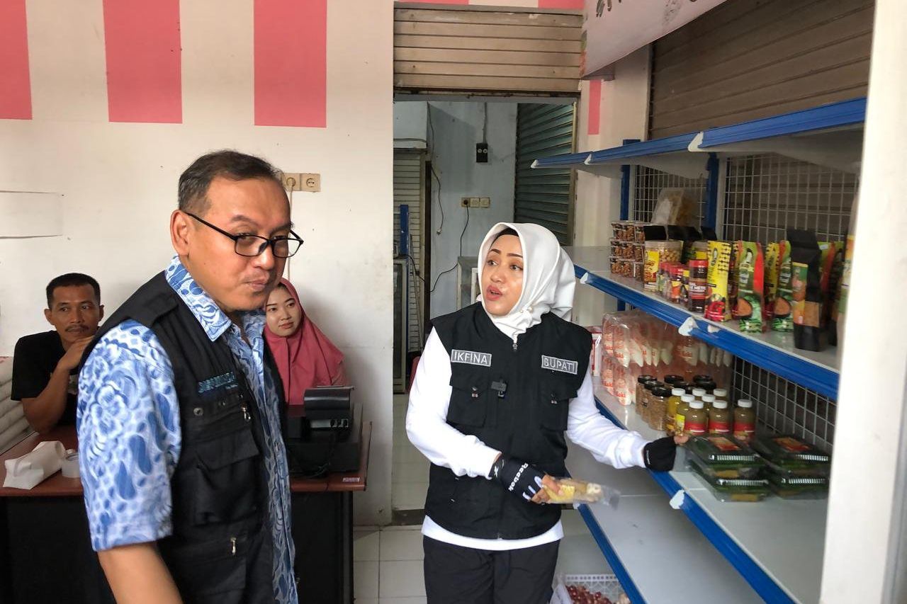 Bupati Ikfina Ikut Layani Pembeli Operasi Pasar Murah di Mojosari