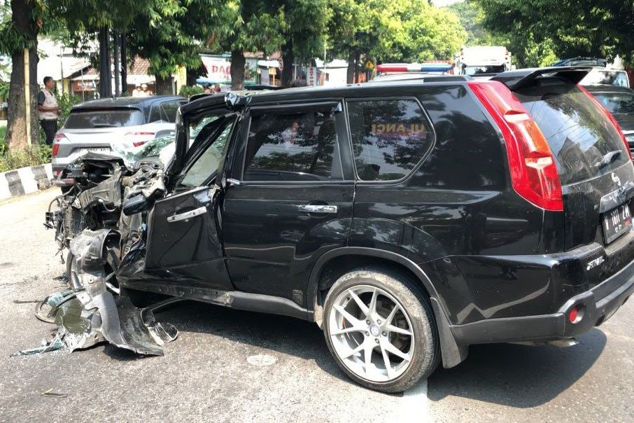 Diduga Sopir Mengantuk, Mobil Ringsek Tabrak Truk Kontainer di Mojosari