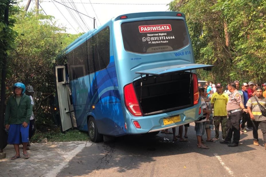 Gagal Salip Motor, Truk Tabrakan dengan Bus di Jalan Raya Trawas
