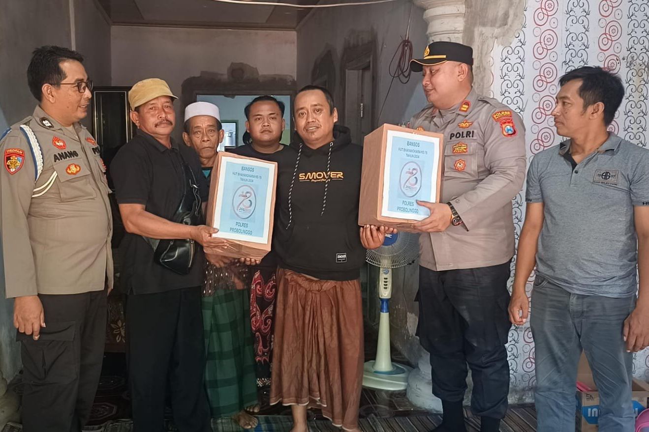 Polres Probolinggo Beri Bansos Ojek Korban Penembakan KKB Papua 