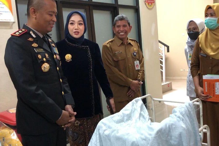 Lahir Bertepatan HUT Bhayangkara, Dua Bayi Disambangi Kapolres Mojokerto