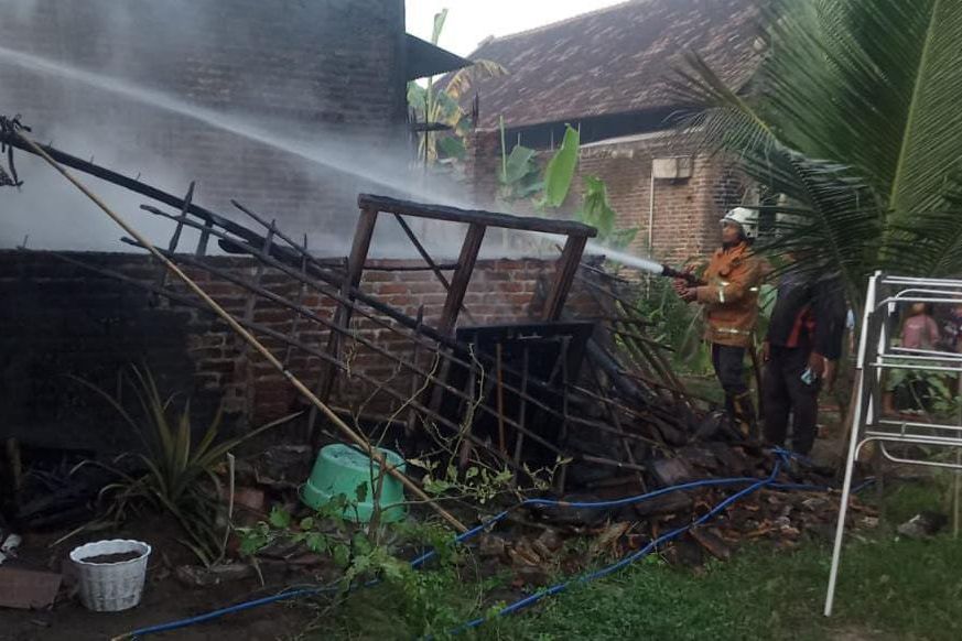 Tempat Penggorengan Kerupuk di Mojokerto Ludes Terbakar