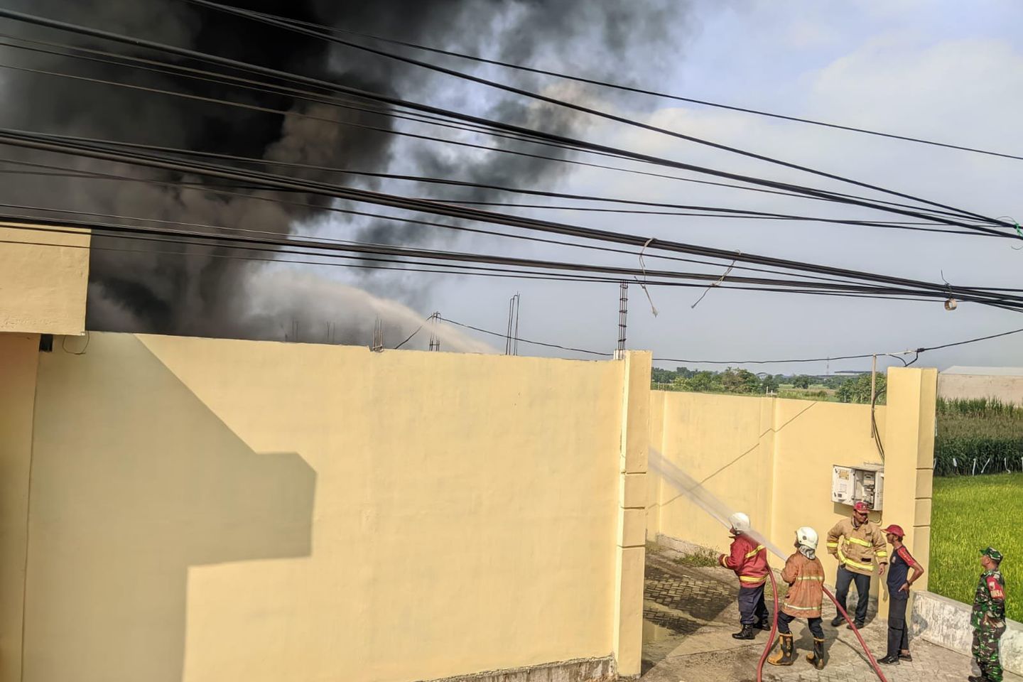 Gudang Plastik di Mojokerto Terbakar, Dua Truk Hangus