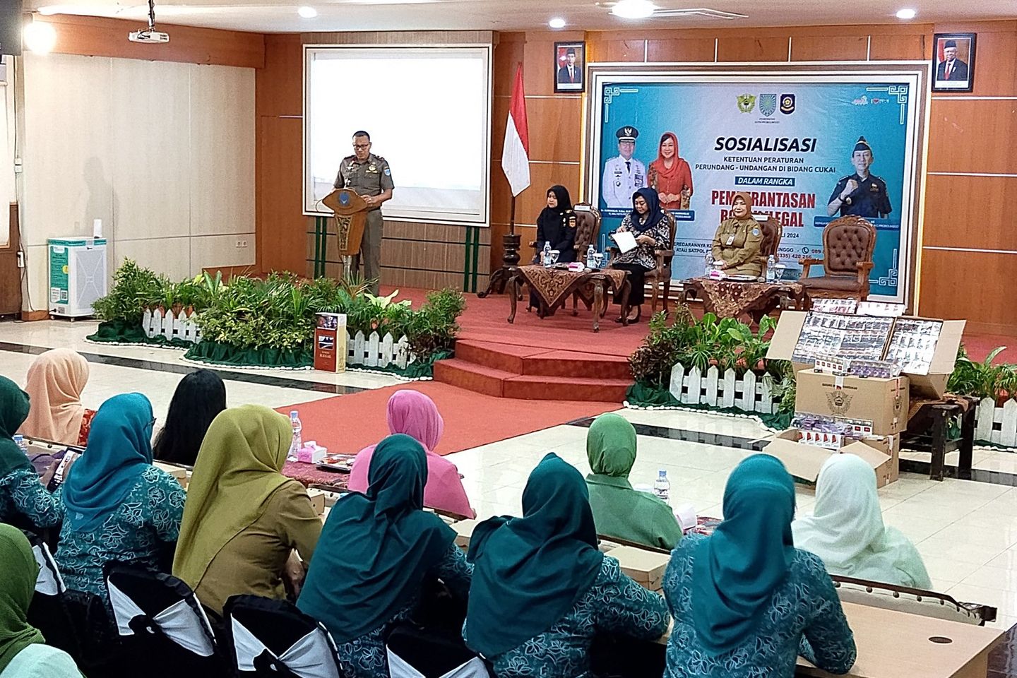 Satpol PP Kota Probolinggo Sosialisasi Bahaya Rokok Ilegal pada Ibu-Ibu Pengurus Organisasi