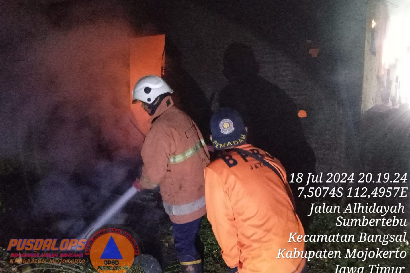 Bakar Sampah, Rumah Berisi Rongsokan di Bangsal Mojokerto Terbakar