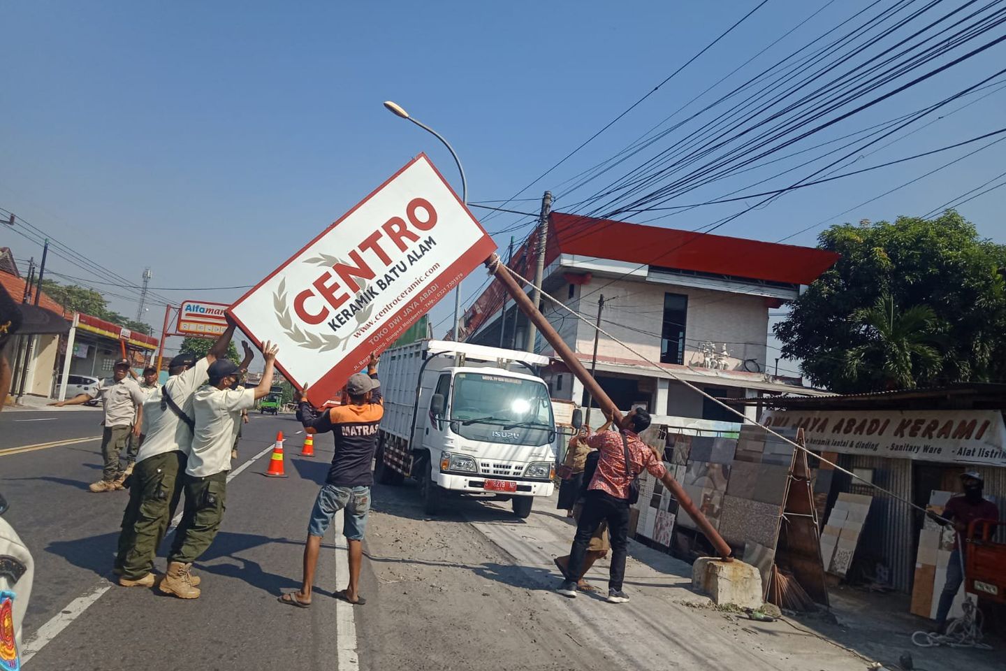 Satpol PP Kabupaten Mojokerto Bongkar Lima Reklame Tanpa Izin
